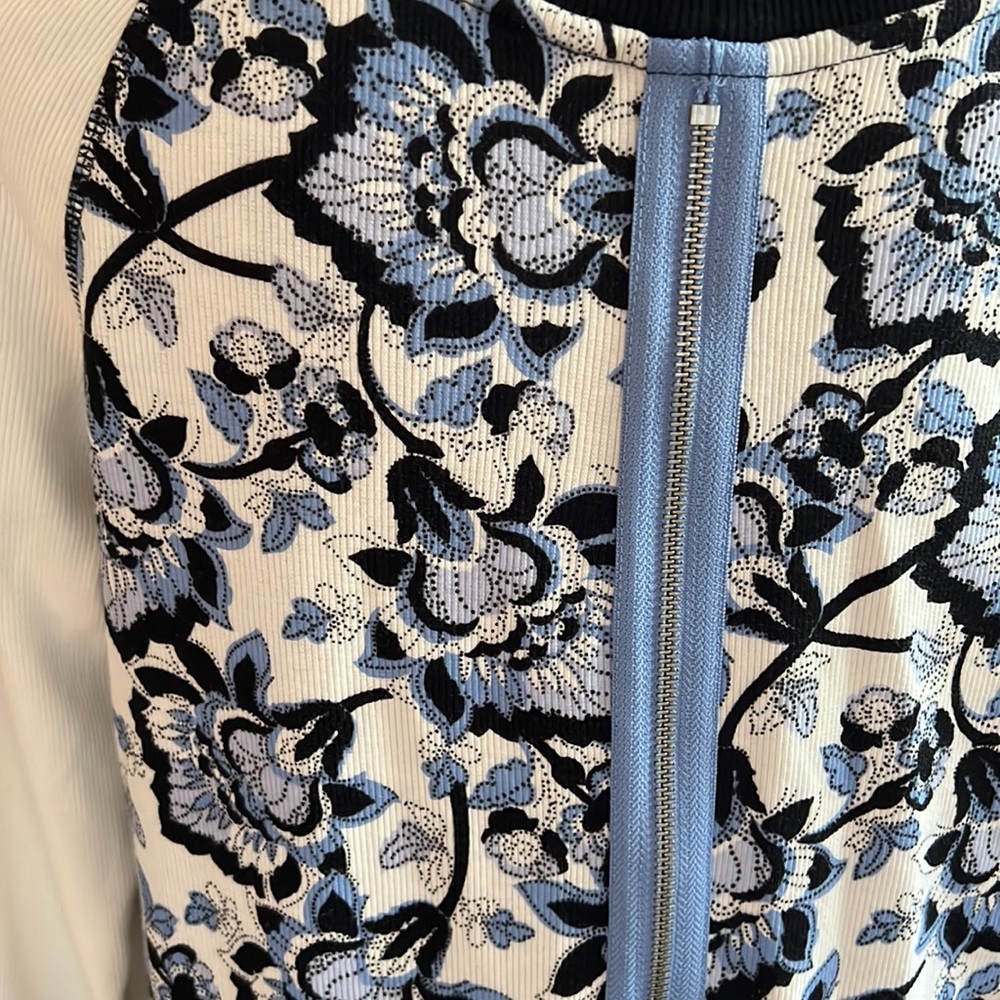 Chico’s Zenergy Floral Back Zipper Top - Picture 4 of 11